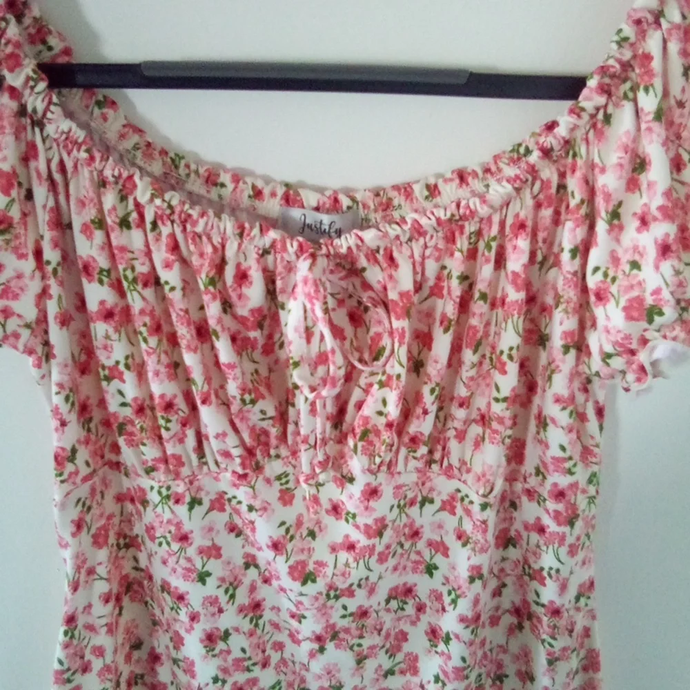 Flattering dress..perfect for Spring or Summer - Picture 2 of 2